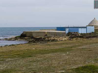 Per pi� di 10 chilometri i lidi spariscono dal litorale di Bari. La citt� ritrova l�Adriatico con il lungomare sud, l� dove oltre alle spiagge pubbliche di Pane e Pomodoro e Torre Quetta, si trova il Lido Trullo. Degli anni 40, prende il nome dalla bianca costruzione conica presente al suo ingresso (foto di Gennaro Gargiulo)